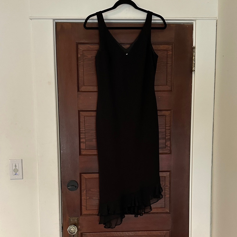 Jones New York Size 12 Black Sleeveless V-Neck asymmetrical Ruffle Hem Dress